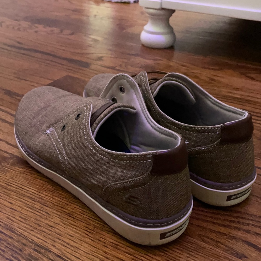 men’s beige sketchers relaxed fit shoe